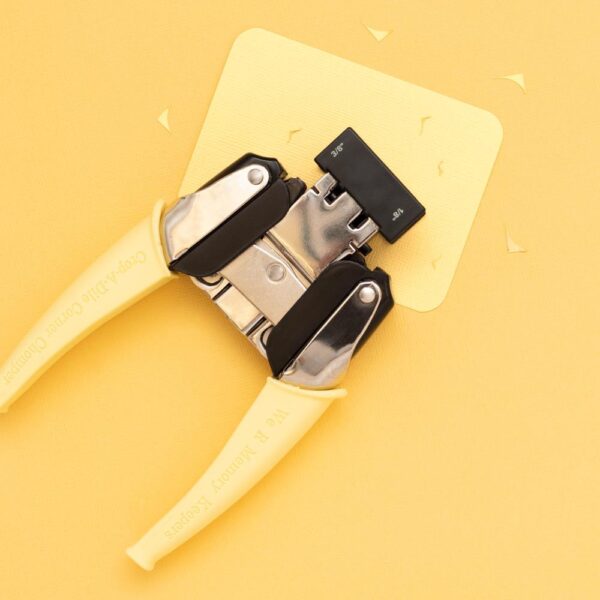 WE R MEMORY KEEPERS CROP A DILE CORNER CHOMPER .125/.37